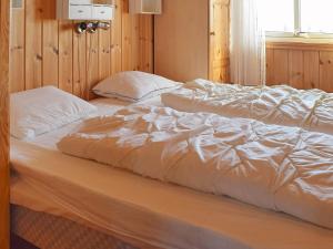 Un pat sau paturi într-o cameră la Holiday home LØTEN