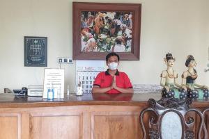 Kobieta w masce twarzy w barze. w obiekcie Hotel Bumi Bermi Permai near Bermi Eco Park Mitra RedDoorz w mieście Probolinggo
