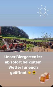 une photo d'un jardin avec les mots «userlezenberg est ad sorotent bed» dans l'établissement Hotel Rehkitz, à Halle Westfalen