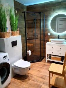 a bathroom with a shower and a toilet and a sink at Horizon Park Carlo Rossi in Dziwnówek