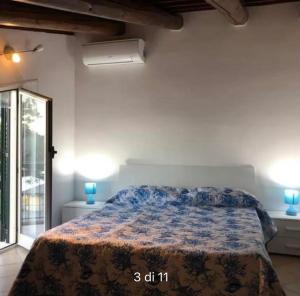 Un dormitorio con una cama con una manta. en Casa bella con terrazzo sul mare, en Vietri