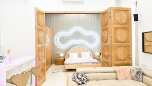 Posteľ alebo postele v izbe v ubytovaní Prime Downtown Budapest Luxury Condo, Private Spa, Home Cinema, Patio