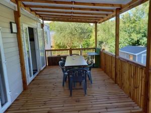 patio con tavolo e sedie su una terrazza di Mobil home yves et magali a La Garde-Freinet