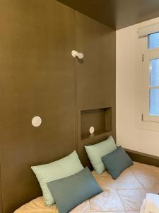 Un dormitorio con una cama con dos almohadas encima. en Sweet Love Family IV, en Coímbra 19 fotos más