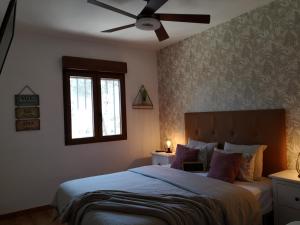 Schlafzimmer mit einem Bett und einem Deckenventilator in der Unterkunft Casa Jetizo in Ontinyent