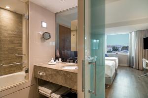 un bagno con lavandino e doccia e un letto di Radisson Blu Bosphorus Hotel a Istanbul