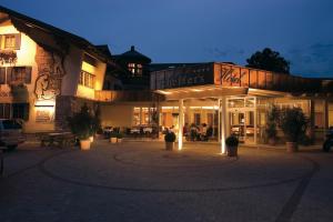 - un bâtiment avec des lumières dans une cour la nuit dans l'établissement Scheffer's Hotel, à Altenmarkt im Pongau