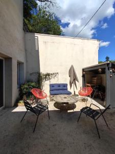un patio con 2 sillas y una mesa con una manta en La Trog'Laudy gîte 4 étoiles au coeur des vignes en Vouvray