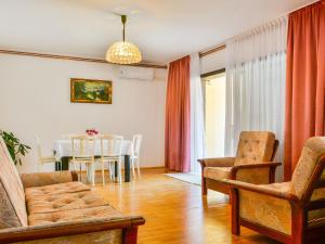 Posedenie v ubytovaní Holiday Home in Senj with Pool near Beach