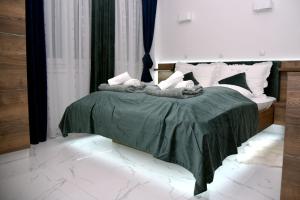 Postel nebo postele na pokoji v ubytování La Luna Premium Deluxe Apartment with Pool & Jacuzzi, Bikes and Covered Parking + 204 fotografií