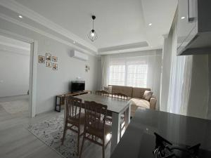 een woonkamer met een tafel en een bank bij CeylanHouse-2 in Dalaman