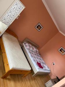 2 Etagenbetten in einem Zimmer mit einer Wand in der Unterkunft Csuszka vendégház in Tiszafüred