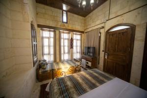 um quarto com uma cama e uma porta de madeira em Hayatlı Konak em Şanlıurfa