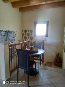 a dining room with a table and chairs and a window at Il Tempo Dei Sogni in San Benedetto Po