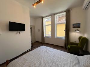 um quarto com uma cama e uma televisão na parede em Prista guest rooms em Ruse