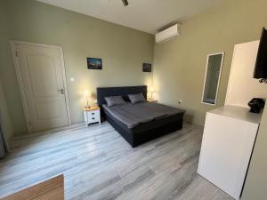 A bed or beds in a room at Prista guest rooms