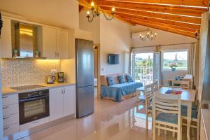 uma cozinha e sala de estar com uma mesa e um sofá em Casa Lydia Drosato Corfu em Drosáton