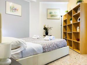 - une chambre avec un lit et des serviettes dans l'établissement Piazza Meucci, à Rome