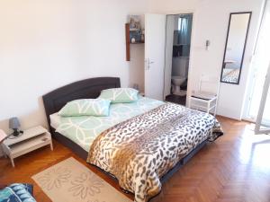 Posteľ alebo postele v izbe v ubytovaní Perica apartment and Perica room with separate entrance