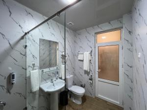 Ένα μπάνιο στο The Loft Guest House +35 φωτογραφίες