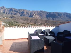 a balcony with chairs and a view of the mountains at Vista Tunte, Camino de Santiago in San Bartolomé de Tirajana