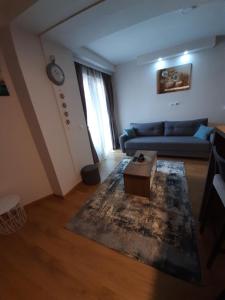 uma sala de estar com um sofá e uma mesa de centro em Avantura Studio 1 em Zlatibor