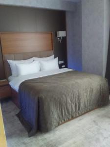 Postel nebo postele na pokoji v ubytování Midtown Hotel Baku