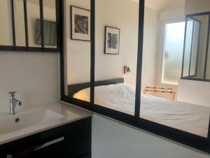 Ένα ή περισσότερα κρεβάτια σε δωμάτιο στο studio moderne et confortable Le nid
