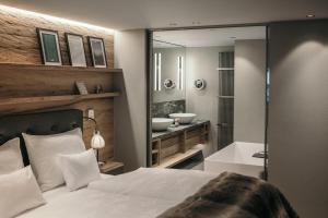 Letto o letti in una camera di Hotel Arlberg Lech