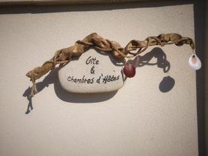 a sign on a wall with a brown rope at les chambres du Saunier in Salin-de-Giraud
