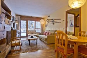 a living room with a table and a couch at Apartarent 1500 in Baqueira-Beret