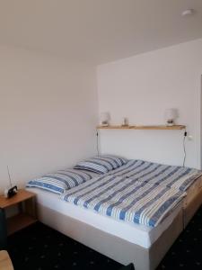Una cama o camas en una habitación de Berg-Apartment