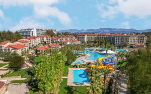 eine Luftansicht eines Resorts mit einem Wasserpark in der Unterkunft Arum Barut Collection - Ultra All Inclusive in Side