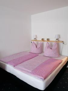 Una cama o camas en una habitación de Kranichsee-Apartment