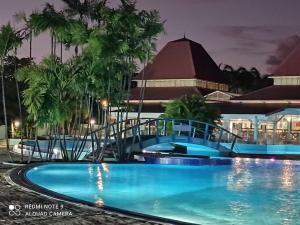 Grand studio 4 pers superbe vue mer et cocotiers dans Village Vacances Sainte-Anne plage à - 30 m内部或周边的泳池