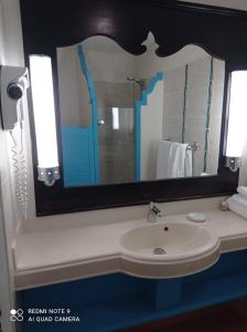 A bathroom at studio 4 pers vue mer et cocotiers dans Village Vacances Sainte-Anne Pointe du Helleux plage à - 30 m