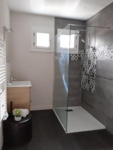 a bathroom with a shower and a sink at GÎTE L'ERMITAGE CAHORS in Cahors