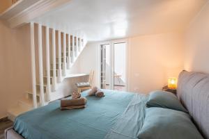 una camera da letto con un letto con due peluche sopra di Annika's Family House a Karpathos