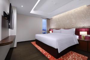 Postel nebo postele na pokoji v ubytování Atria Hotel Gading Serpong