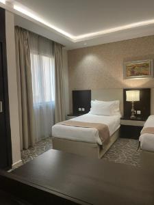 une chambre d'hôtel avec un lit et une fenêtre dans l'établissement Gold Inn Hotel, à Riyad
