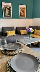 ein Wohnzimmer mit einem Tisch und einem Sofa in der Unterkunft Apartment in City centre, 4 guests, CAR PARK in Doncaster