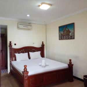 A bed or beds in a room at Hotel Bifa Yogyakarta