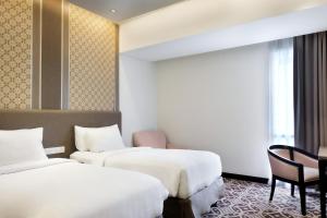 Postel nebo postele na pokoji v ubytování Atria Hotel Gading Serpong