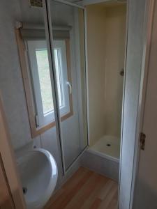 a bathroom with a white sink and a shower at Ubytovanie v súkromí in Dolné Plachtince