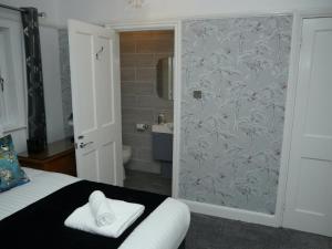 Um banheiro em South View Country House Sleeps 12 - Hot Tub - Views