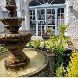 En hage utenfor The Stables Townhouse B&B