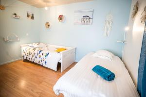 a bedroom with two beds and a table at Appt Ambiance bohème 2 ch Piscine lagon in Tarbes