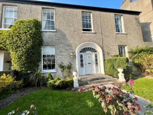 En hage utenfor The Stables Townhouse B&B