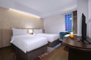 Postel nebo postele na pokoji v ubytování Atria Hotel Gading Serpong