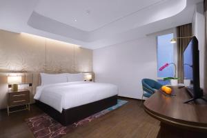 Postel nebo postele na pokoji v ubytování Atria Hotel Gading Serpong